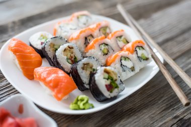 Beyaz plaka üzerinde çeşitli suşi