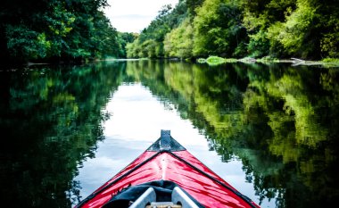 Sakin bir Nehri üzerinde tekne burun