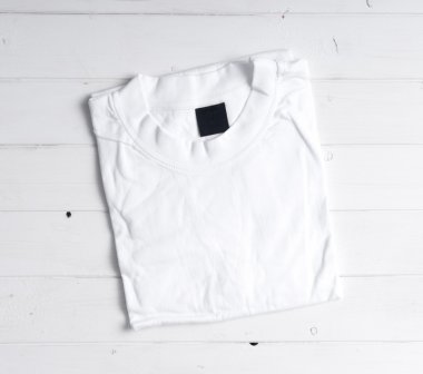 katlanmış beyaz t-shirt