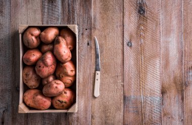 bir alüminyum kase patates