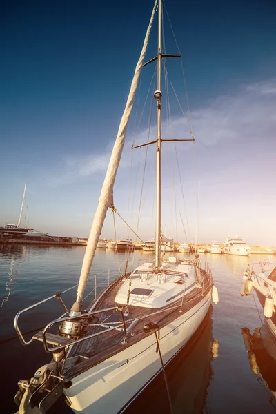 Yacht dans un poste à quai — Photo