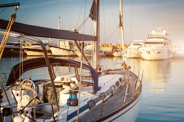 Yacht dans un poste à quai — Photo