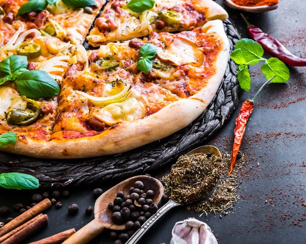 Pizza saborosa em um preto — Fotografia de Stock