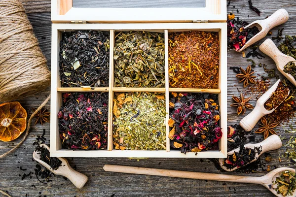 Сухой чай в деревянной коробке — стоковое фото