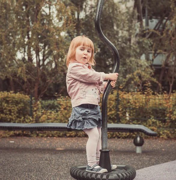 Çocuk parkında küçük bir kız — Stok fotoğraf