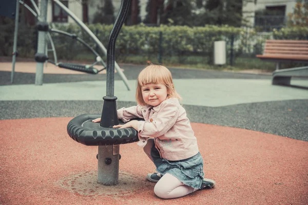 Niña en un parque infantil — Foto de Stock