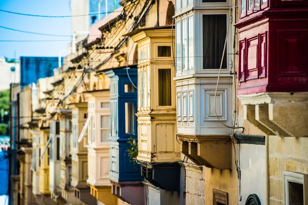 Calle con balcones en La Valeta — Foto de Stock