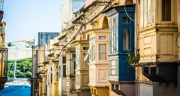 Valletta street med traditionella färgglada balkonger — Stockfoto