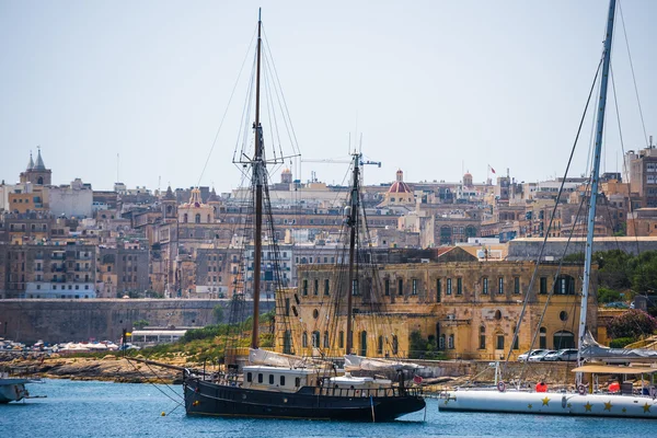 Fartyget i hamn Valletta — Stockfoto