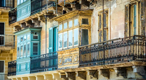 Gamla förstörda balkong i Valletta — Stockfoto