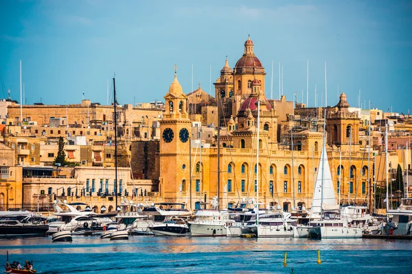 Utsyn til Birgu og havnen med båt – stockfoto