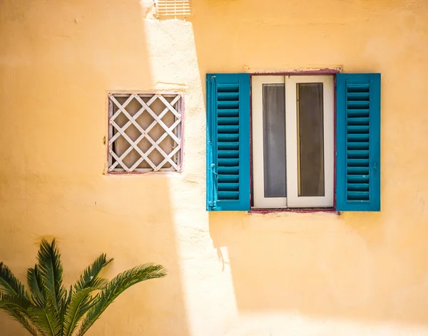 Persianas de madera blanca ventana — Foto de Stock