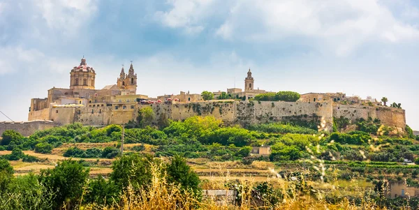 Мальовничим видом на місті Mdina — стокове фото