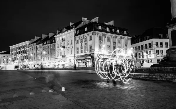 Vuurshow in avond op een vierkante Warschau — Stockfoto