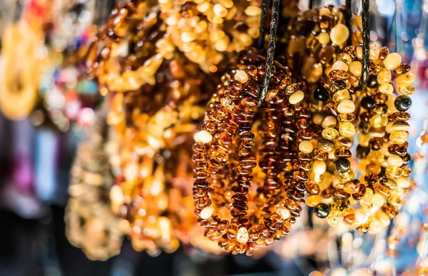 Янтарные браслеты на рынке — стоковое фото