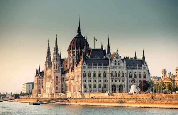 Opinión sobre el Parlamento húngaro desde el río — Foto de Stock