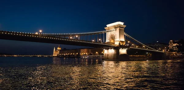 Hängbron på natten i budapest — Stockfoto