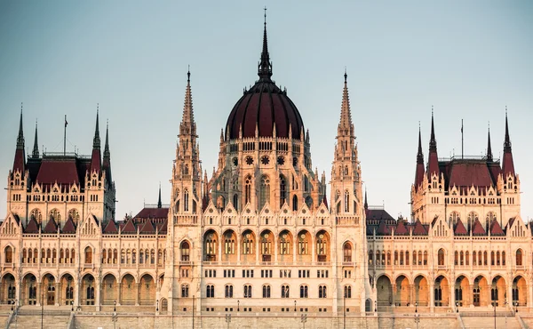 Opinión sobre el Parlamento húngaro desde el río — Foto de Stock