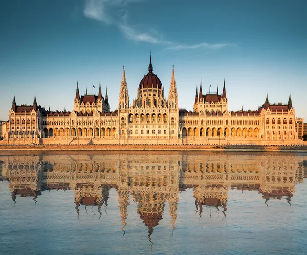 Opinión sobre el Parlamento húngaro desde el río — Foto de Stock