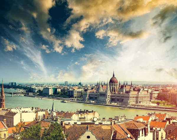 Hungarian Parliament view from fishermen Bastion — Stock Photo, Image