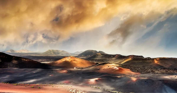 Bellissimo paesaggio montano con vulcani — Foto Stock