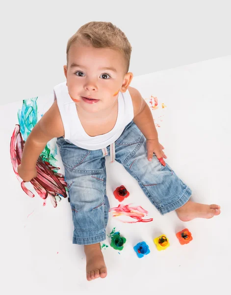 Söt liten pojke och gouache — Stockfoto