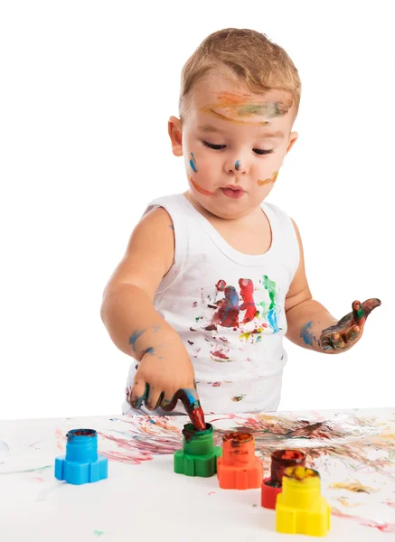 Kleine jongen schilderen met handen — Stockfoto