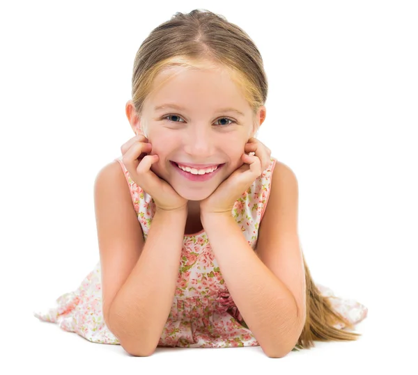 Lächelndes kleines Mädchen auf dem Boden liegend — Stockfoto