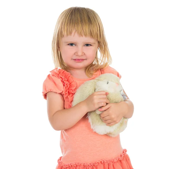 Bonito menina segurando brinquedo coelho — Fotografia de Stock