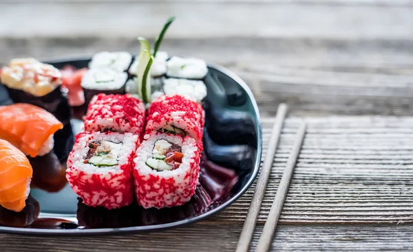 Sushi auf einem Teller — Stockfoto