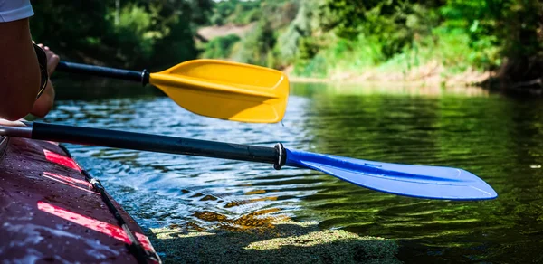 Remadores en canoa flotando a la orilla — Foto de Stock