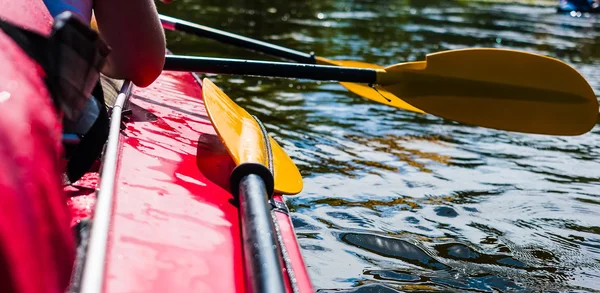 Rowers on canoe floating to shore — Stock Photo, Image