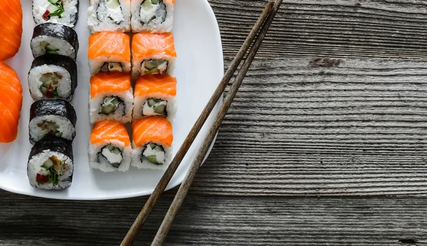 Olika sushi på vit platta — Stockfoto