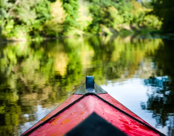Nariz de kayak flotando en un río — Foto de Stock