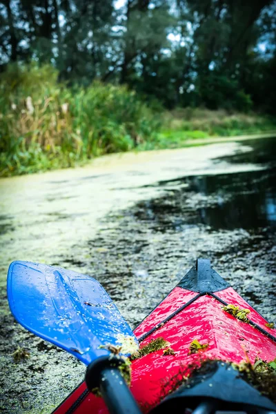 Kajaken flyter på en flod — Stockfoto