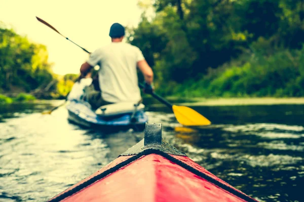 Nariz de canoa flotando detrás del remador — Foto de Stock