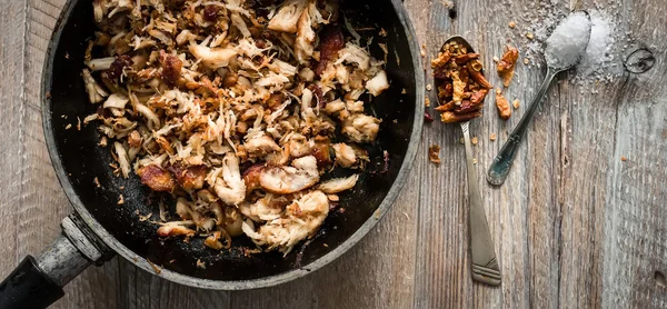 La carne agitada en la cacerola — Foto de Stock