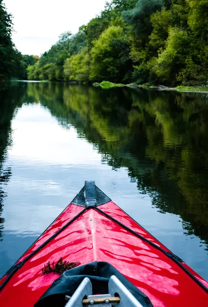 Boot neus op een kalme rivier — Stockfoto