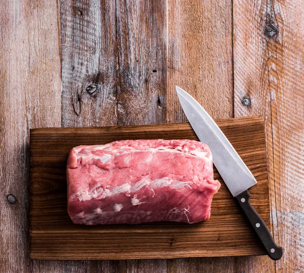 Rauw vlees op snijplank — Stockfoto
