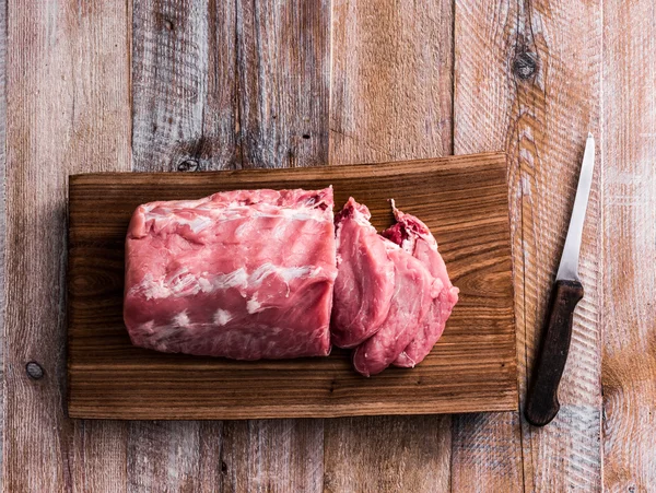 Carne crua na tábua de corte — Fotografia de Stock