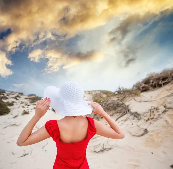 Femme en robe rouge de soirée — Photo