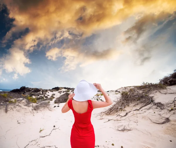 Femme en robe rouge de soirée — Photo