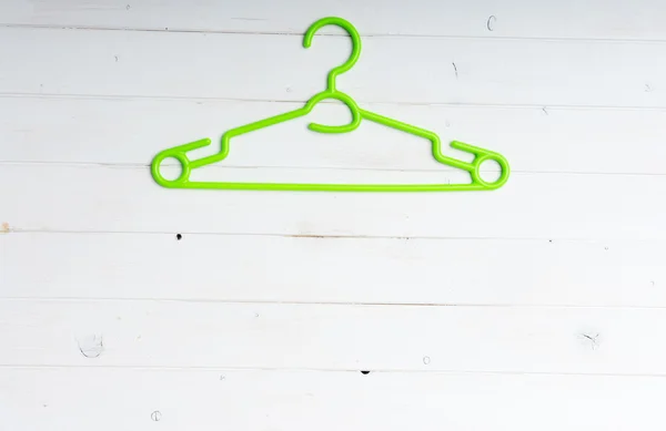 Groene kunststof kleren hanger — Stockfoto