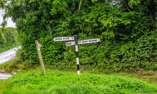 Segnaletica che indica St Mary Bourne e Andover, Hampshire. — Foto Stock