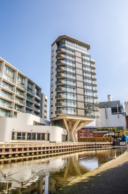 Nottingham canal yanında büyük konut bloğu