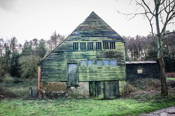 Antiguo granero de madera Surrey Reino Unido —  Fotos de Stock