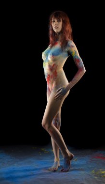 Vücut üzerinde boya ile poz çıplak kadın