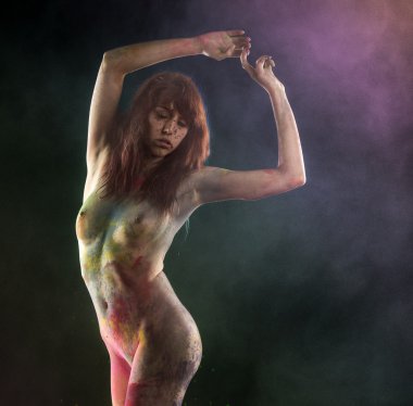 Kollarını kaldır ile poz yok giyim kadın