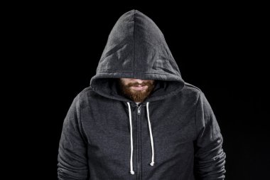 Beyaz keçi sakallı adamın gri Hood giydiğini