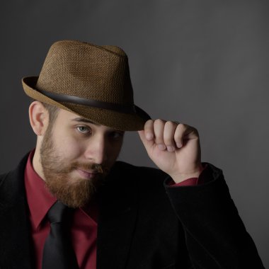 Top sakallı adam kahverengi şapka ile Formal giyim